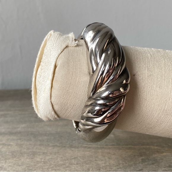 Silver Art Nouveau Style Hinged Bangle - Picture 2 of 6